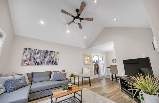 A bright & chic 2 bedroom urban apartment