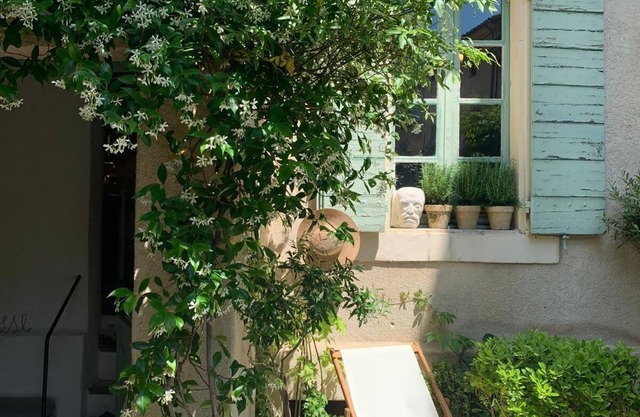 A/C charming Provencal Cottage in Center Village w/small Garden & PARKING!