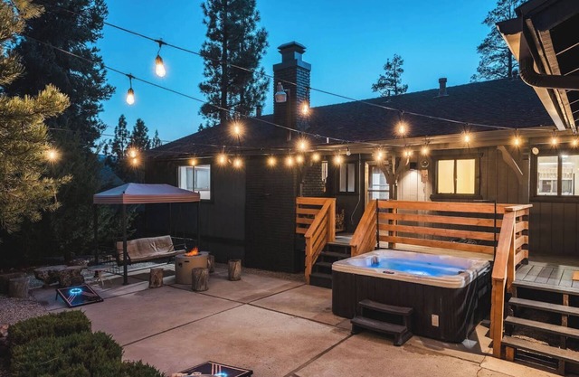 A/C ! EV Charging- Hot Tub - Gas Fire Pit - Gameroom - Modern Décor!