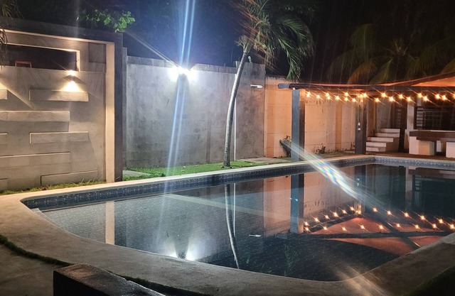 A/C Front beach house. Private Wet Deck pool. 2 size master bedroom & bathroom
