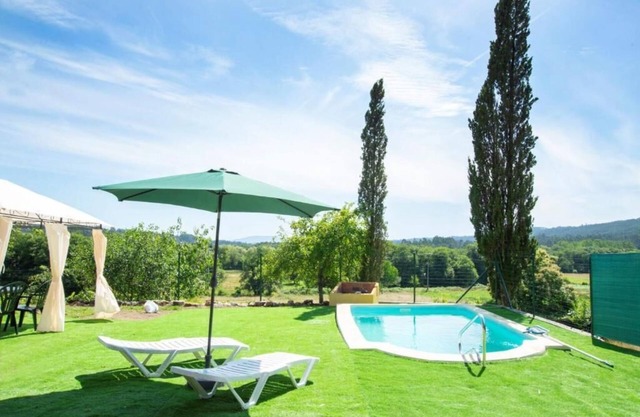 A Casiña de Arcos de Furcos, with swimming pool and barbecue in the countryside. Pets allowed