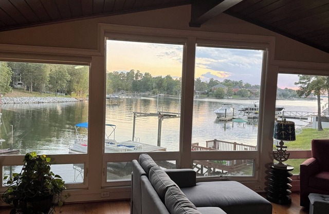 A Charming 2-bedroom house located on Lake Murray SC!
