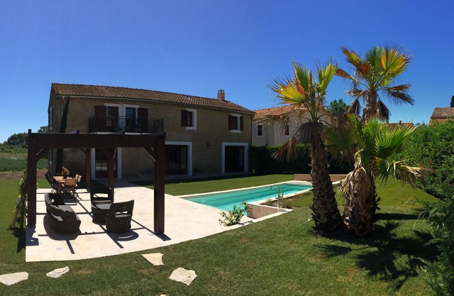 A charming detached house with a pool on a historical winemaking estate