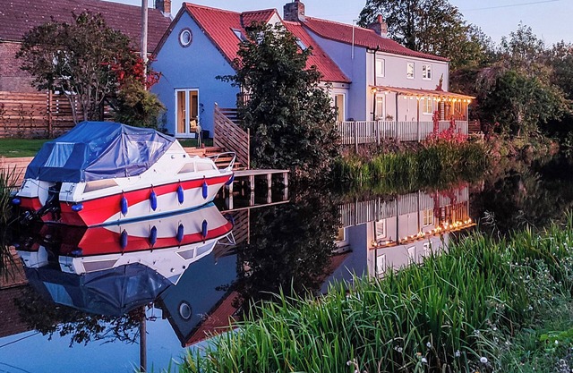 A charming riverside cottage in Upwell, accommodating up to 7 guests.