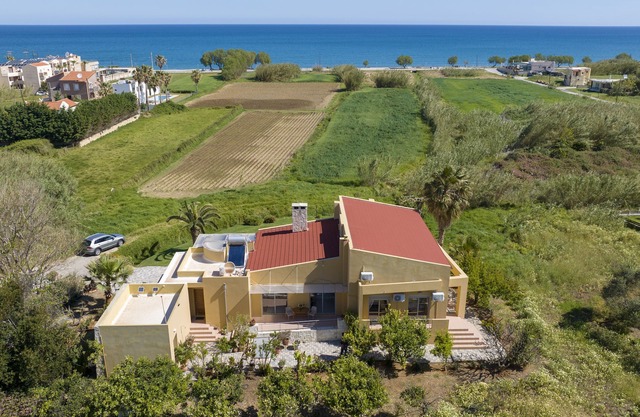 A comfortable,sunny villa in nature,listening to the sound of the sea!