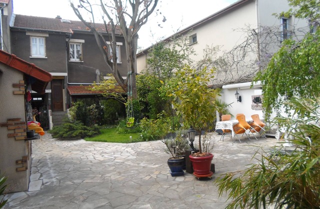 A corner of greenery near Paris & Metro