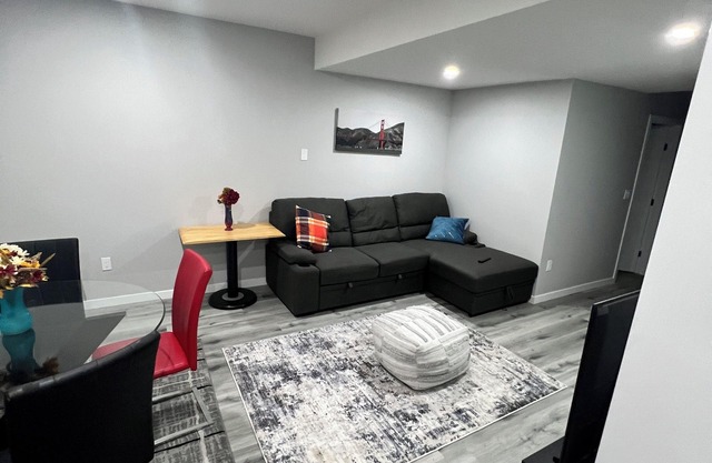 A cosy and comfortable 2 Bedroom close to all amenities and Airport.
