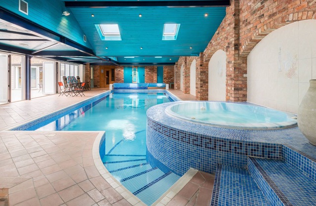 A Cosy, Rustic, Romantic Retreat with a Swimming Pool, Jacuzzi and Sauna!