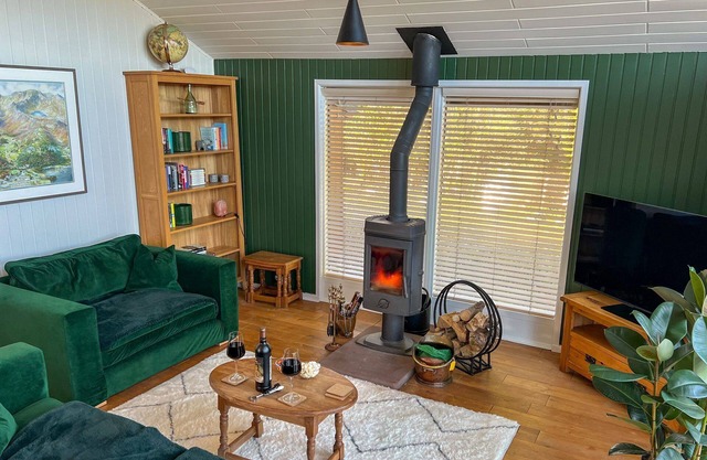 A cottage that sleeps 6 guests in 3 bedrooms