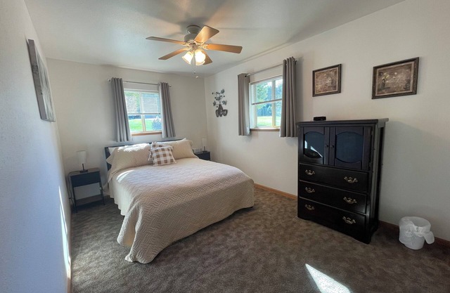 A Cozy Cabin with Pond Views and Outdoor Fire Pit Near Eau Pleine Reservoir