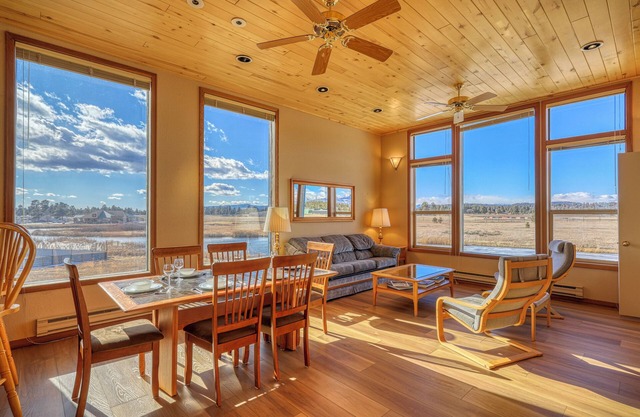 A cozy condominium, offering spectacular mountain views!