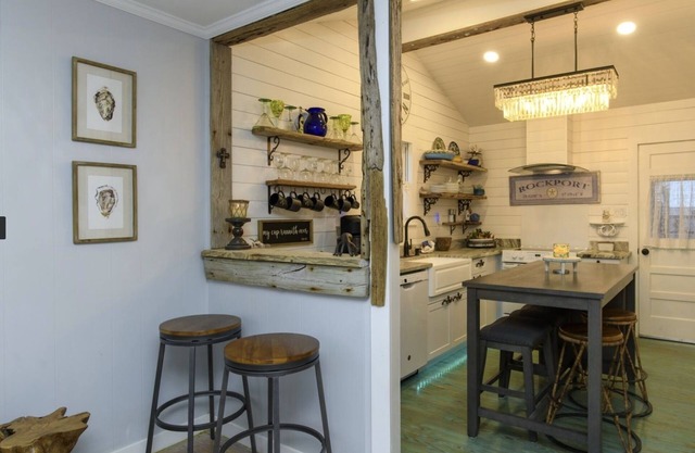 A cozy retreat blocks from Rockport beach fishing shopping art district & dining