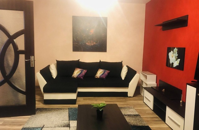 A cute apartment, new remodeled, in a quiet area,3 min from the Metro , Sleep 4