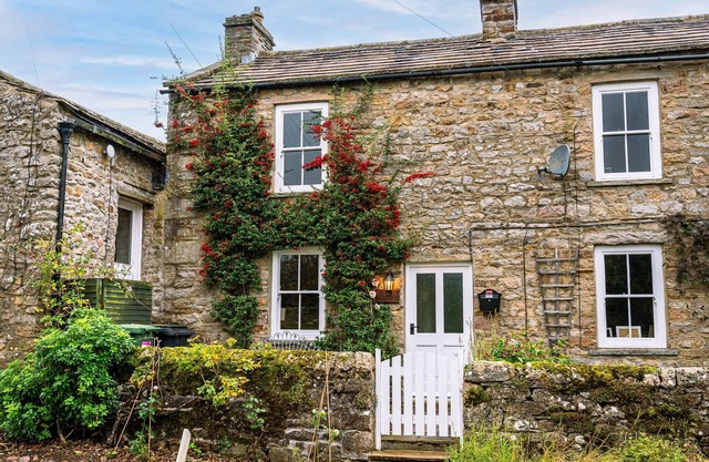 A dales bolthole & quintessential country cottage – cosy, appealing & in an idyllic rural setting