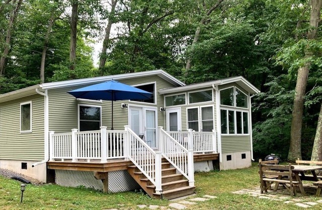 A delightful cottage set on the east shore of Cayuga lake!