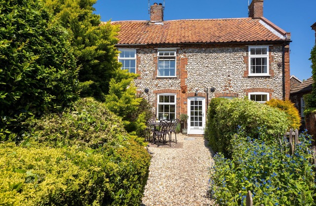 A delightful mid-terrace Victorian cottage only a short drive from the coast!