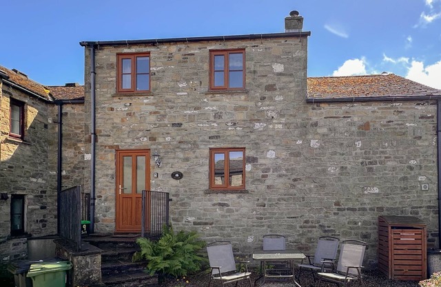 A fantastic, 2 bed cottage, sleeping 4 people and 1 furry friend w/open fire, WiFi & central heating