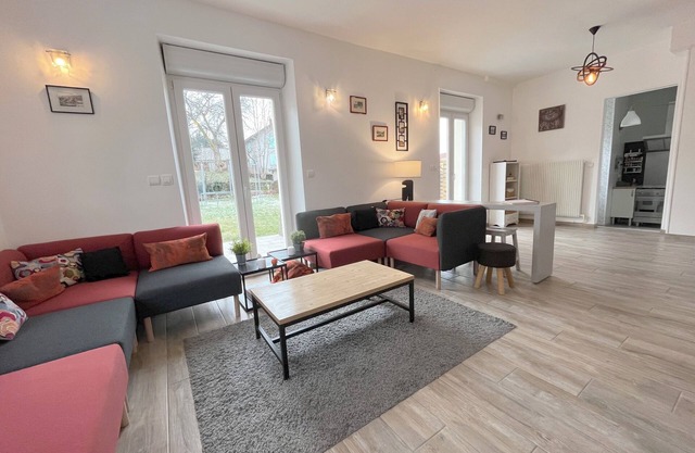 A few steps from the lake and downtown, house with terrace and garden