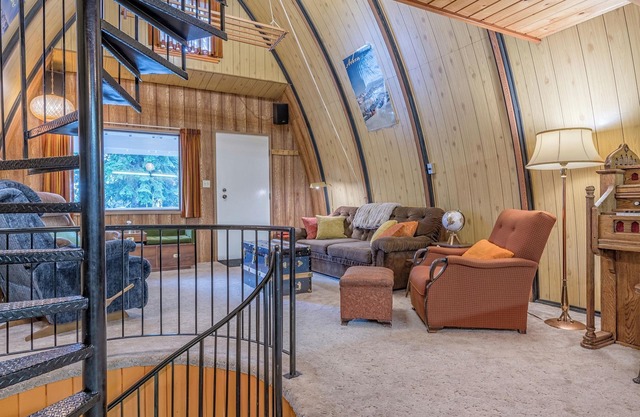 A-Frame Cabin nestled in the trees - laundry, pet-friendly, close to village