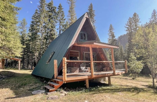 A-frame Cabin: secluded rustic retreat