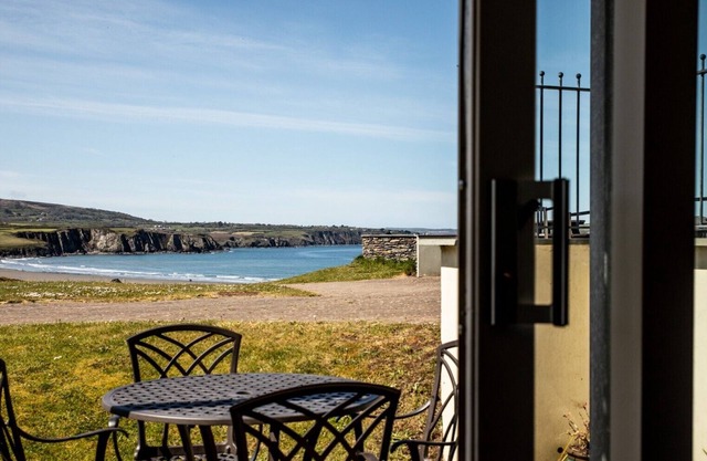 A gorgeous coastal apartment for 4 set above Newport Bay