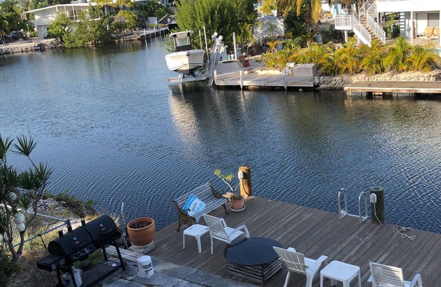 A great place to relax, fish, or even work from. 2/2 , 66 ft