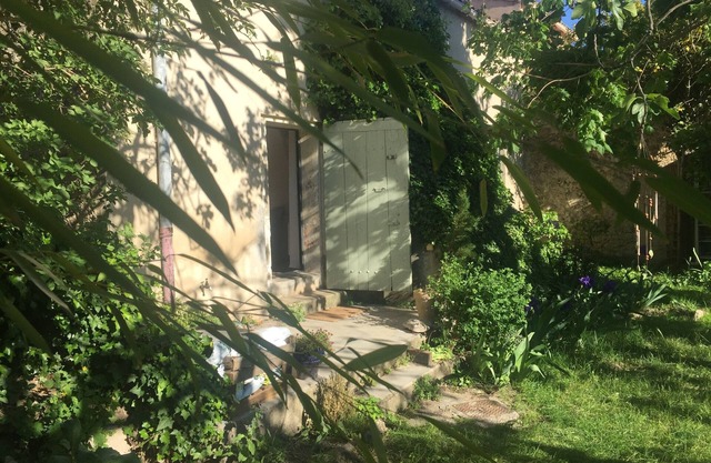 A green setting in the heart of a Provencal village at the foot of the Luberon mountains