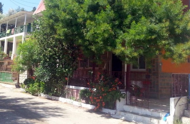 A GROUND FLOOR APARTMENT IN A QUIET AREA...!!!!