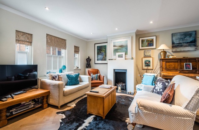 A hidden Mews - Two Bedroom House, Sleeps 4