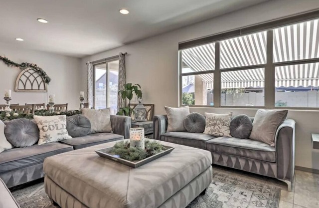 A home that feels like home, w/hot tub and spacious living room
