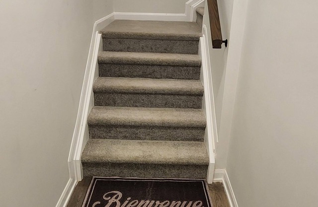 A Hommy away from Home with Trails & all Amenities within 5mins drive!