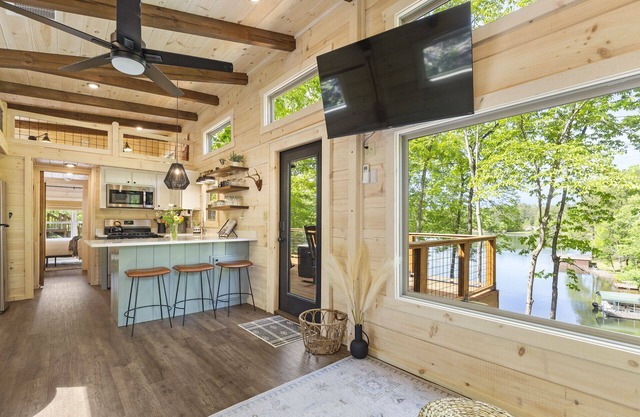 A Lakefront Tiny Cabin: Kayaks,SUP,Near Jocassee