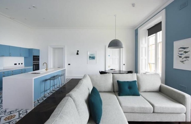 A lews castle that sleeps 2 guests in 1 bedroom