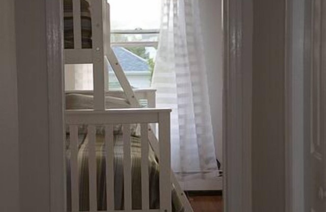 A little something for everyone! Cheery, charming, well-equipped.