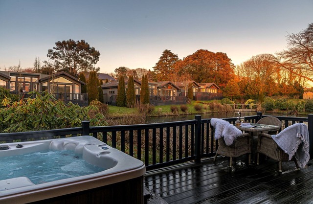 A lodge that sleeps 4 guests in 2 bedrooms