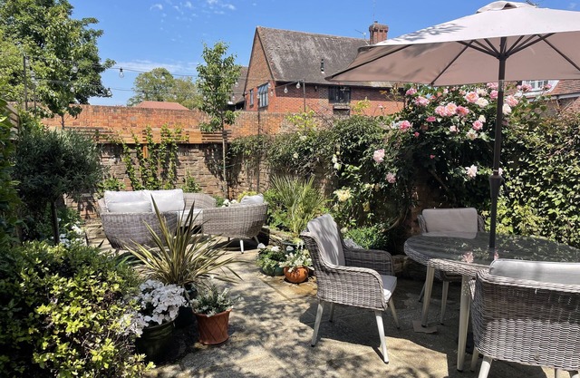 A luxurious 2 bed house in central Chichester. Courtyard garden and parking.