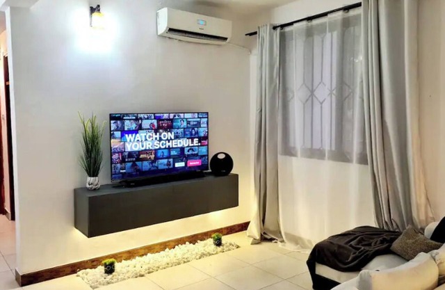 A luxurious 2 bedroom apartment w/a king size bed