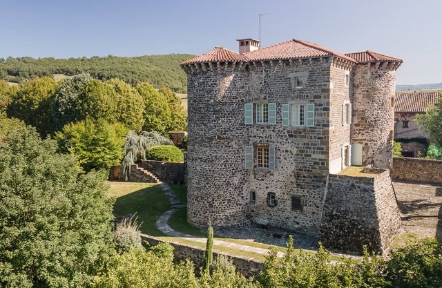 A luxurious chateau in the Auvergne in a remarkable setting!