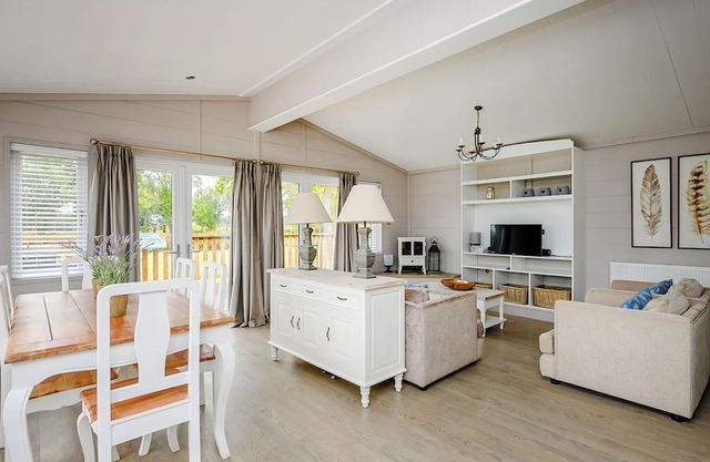 A luxurious lodge with one master double with en suite shower room.