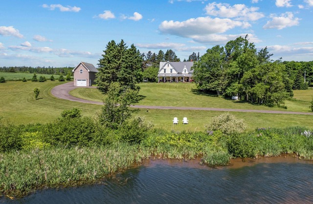 A Luxurious Retreat Clinton PondnSpacious 5-bedroom house with Hottub in Clinton