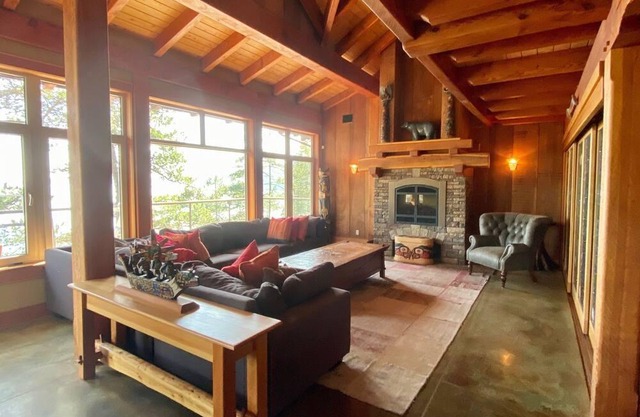 A luxury craftsman haven in the heart of nature