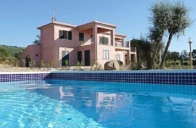 A modern 3 bedroom luxury apartment
