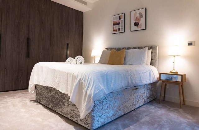 A modern and stylish apartment with balcony in the centre of Canary Wharf.