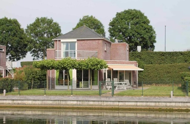 A panorama of water and nature at this comfortable dyke house!