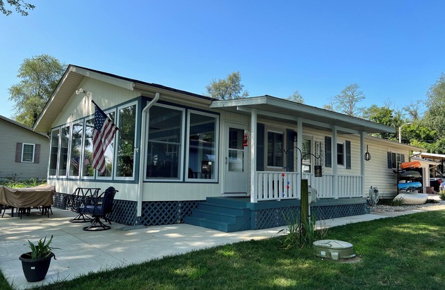 A peaceful retreat, come relax on Lake Shafer. Fire pit, kayaks & games.
