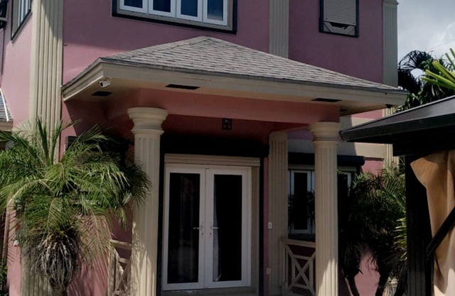 A peice of paradise,large luxury condominium beautiful space cozy & homely!