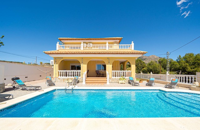 A Perect Spanish Villa sleeps 8 with a Private Pool and Garden