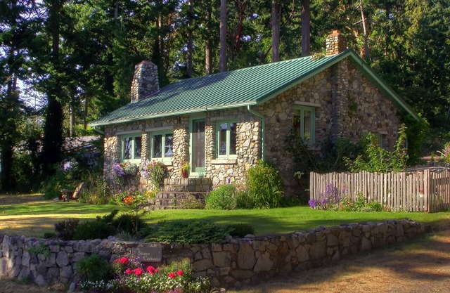 A Perfect Fall Getaway. Cozy, awesome views, close to fun hikes & great dining.