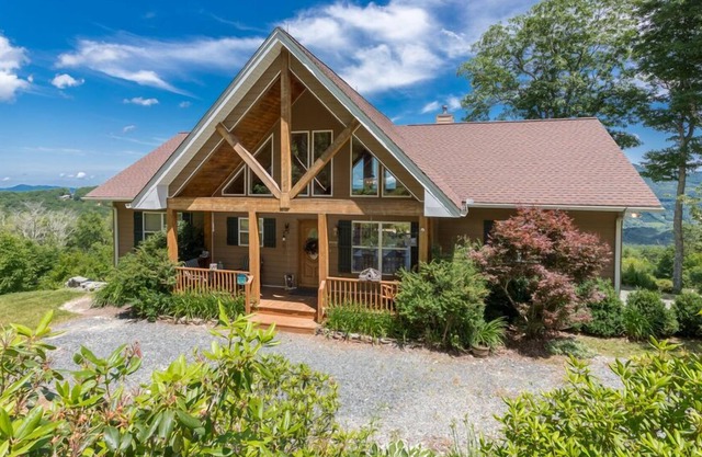 A Point Of View - 30 mile views, hot tub, pool table, close to downtown Banner Elk