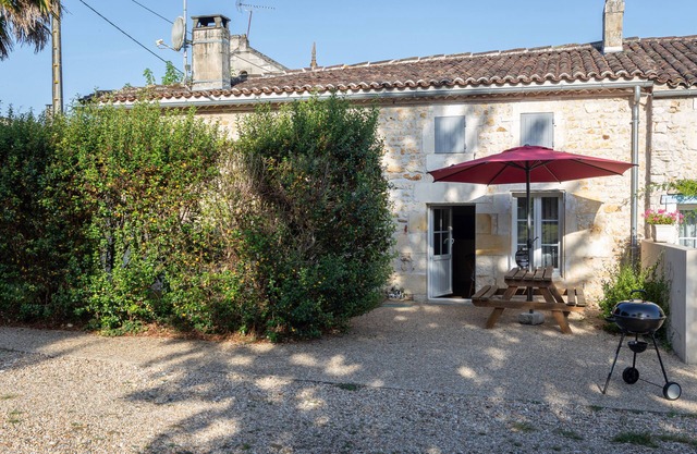 A Proximité de Saintes, Gîte Climatisé 4/5 Personnes Avec Piscine